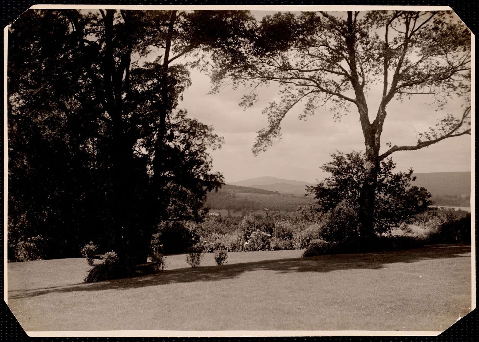 Aspinwall Hotel: view of and from Aspinwall Lawn. about 1902–1918.