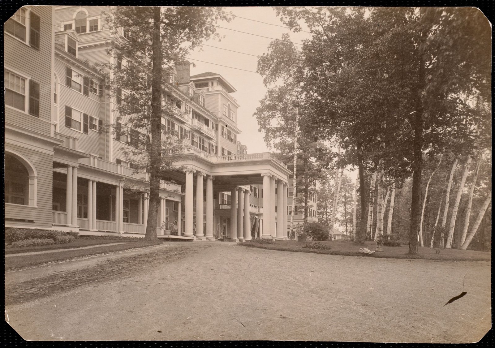 Aspinwall Hotel: front entrance from side opposite 162, from lower part of drive. about 1902–1918.