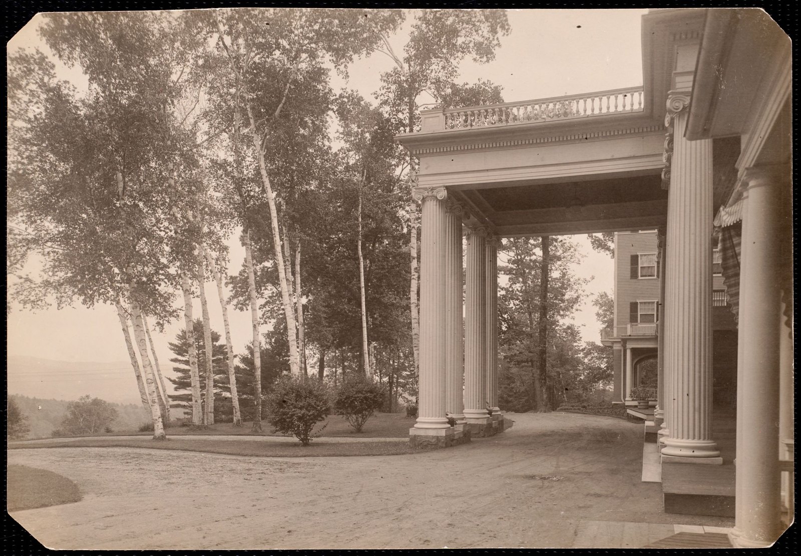 Aspinwall Hotel: front entrance. about 1902–1918.