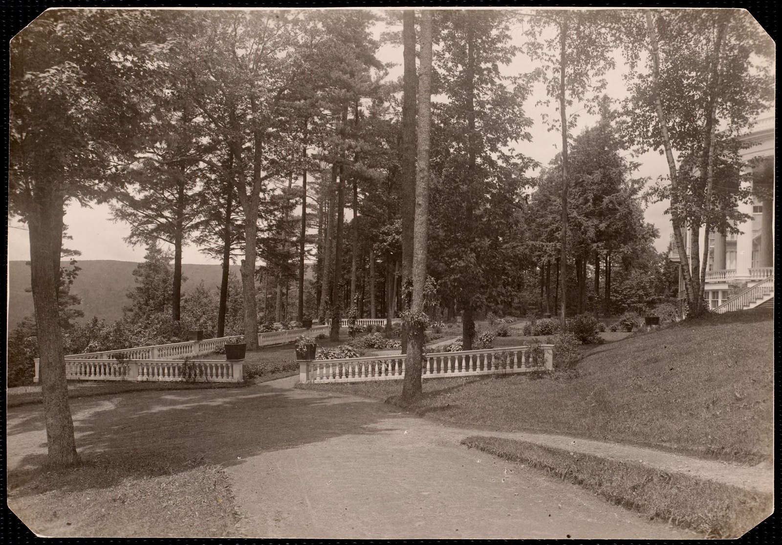 Aspinwall Hotel: white fences around paths. about 1902–1918.