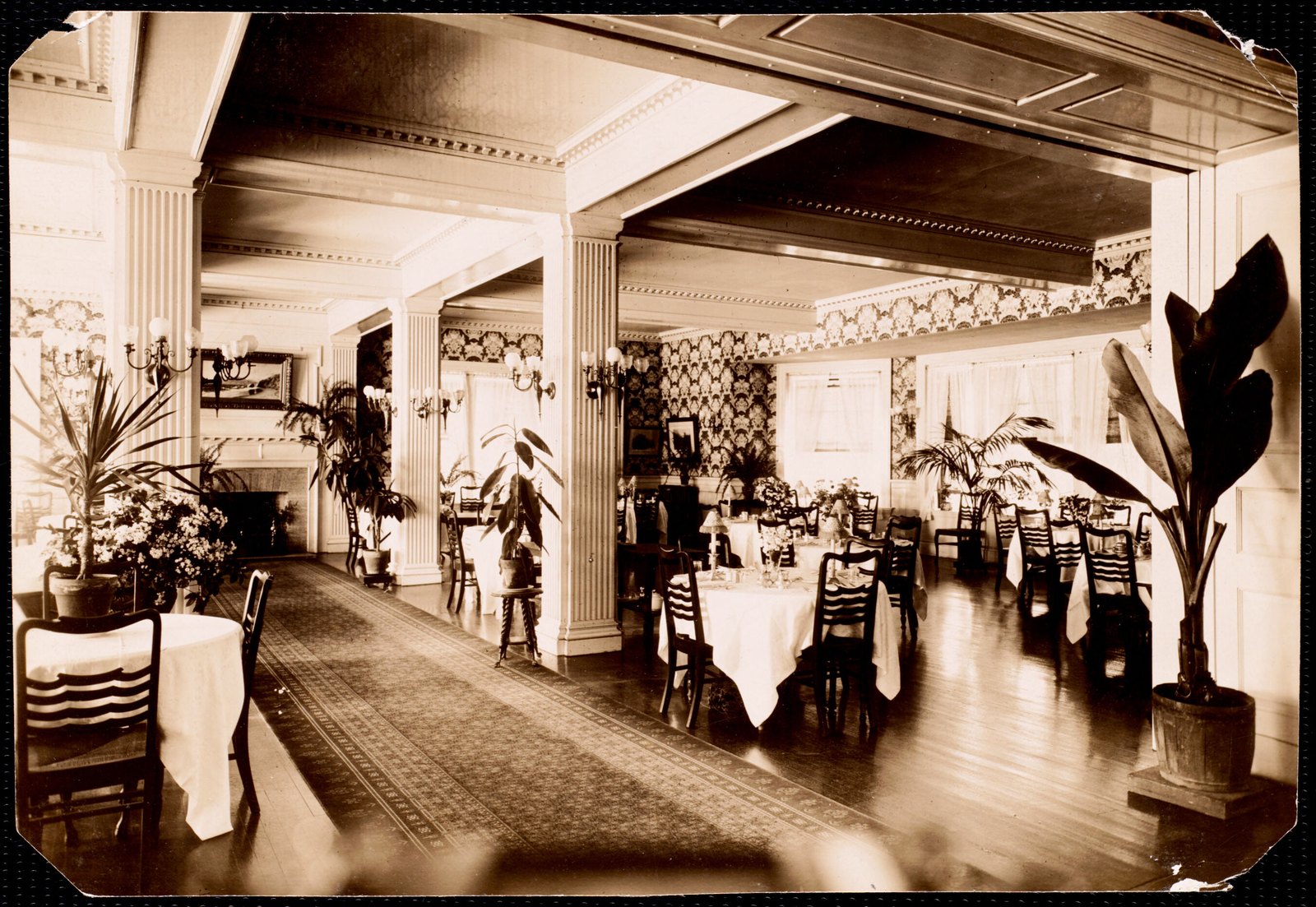 Aspinwall Hotel: dining room. about 1902–1918.