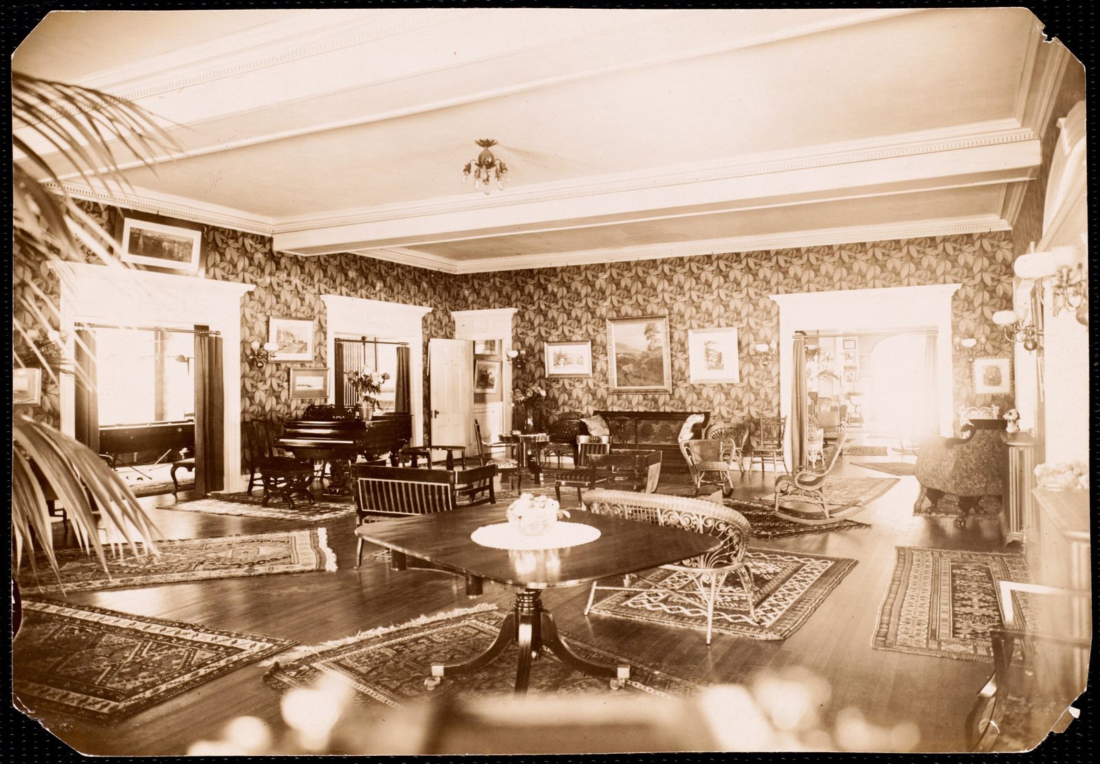 Aspinwall Hotel: sitting room with piano. about 1902–1918.