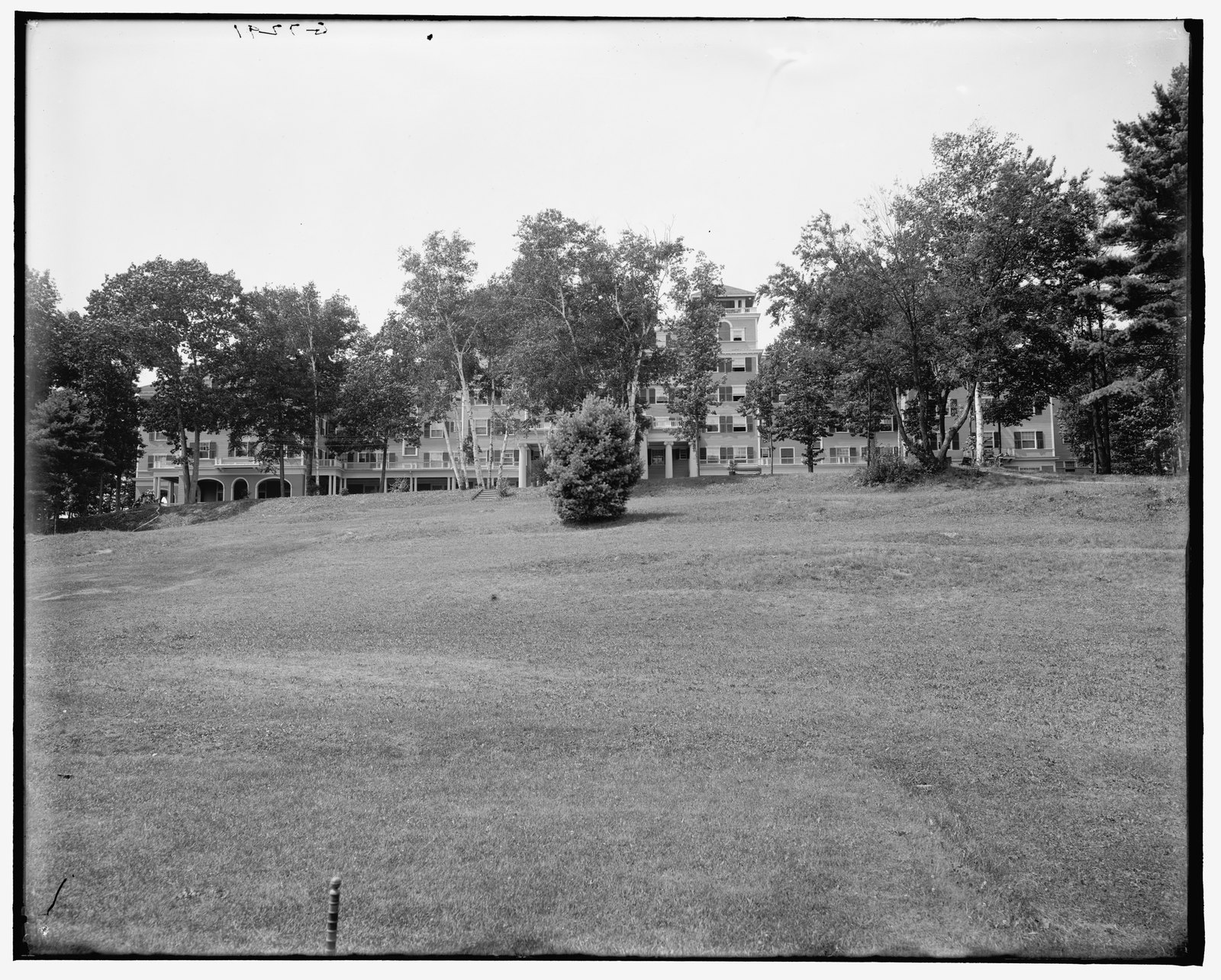 “[Hotel Aspinwall from east lawn, Lenox, Mass.]” about 1905–1915. LC-D4-39868.