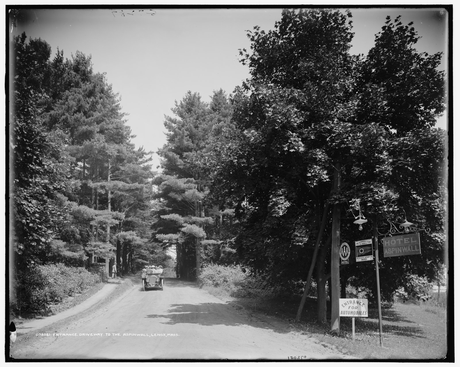 “Entrance driveway to the [Hotel] Aspinwall, Lenox, Mass.” about 1905–1915. LC-D4-72051.