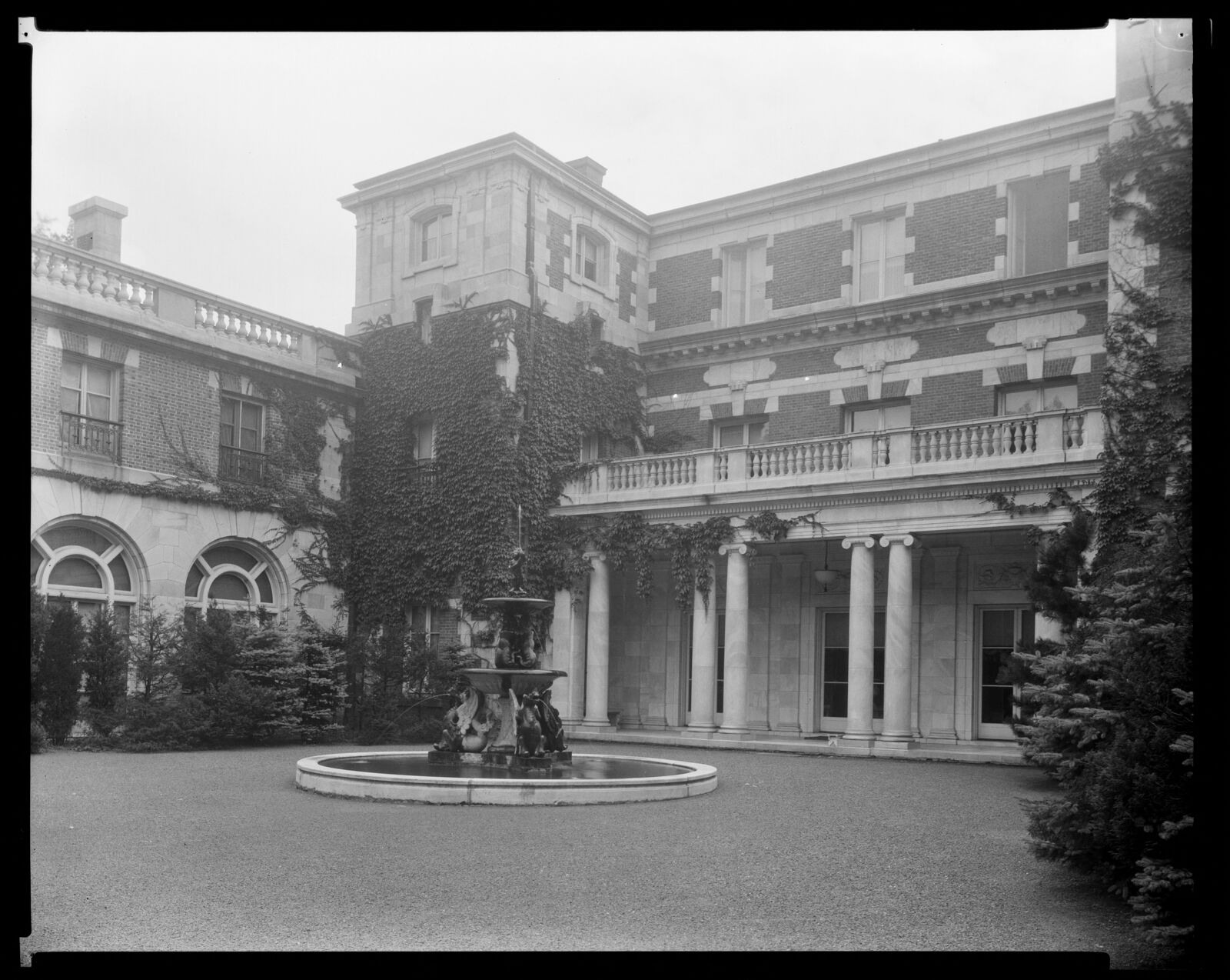 Bellefontaine: enclosed courtyard. about 1897–1935.