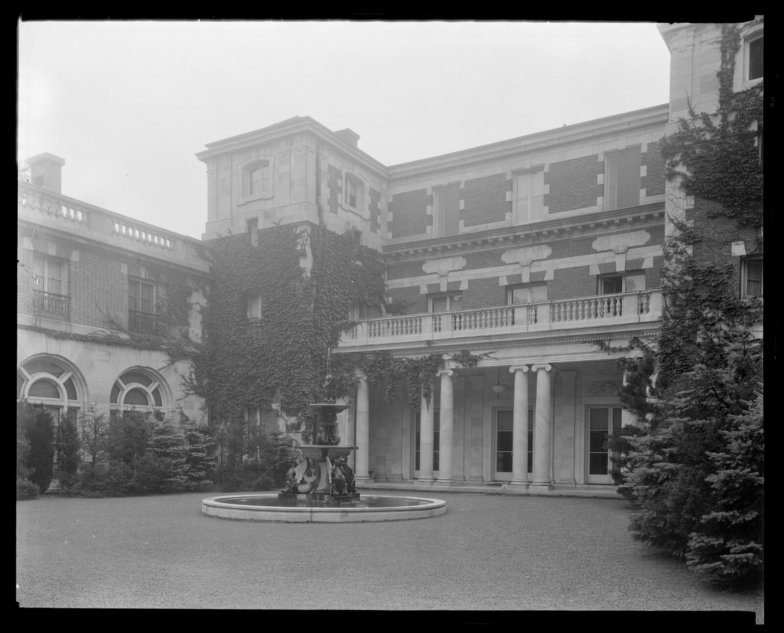 Bellefontaine: enclosed courtyard. about 1897–1933.