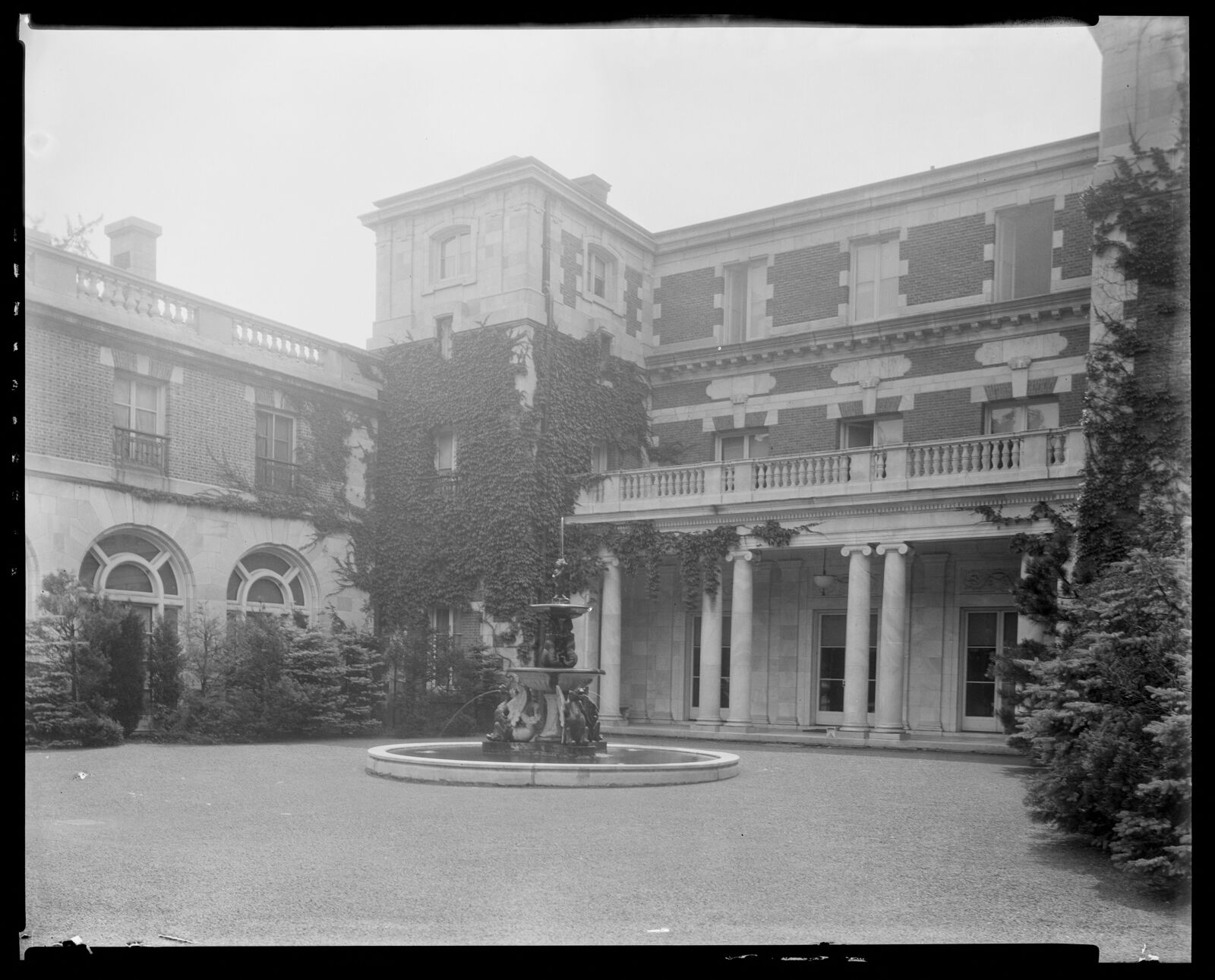 Bellefontaine: courtyard. about 1925–1933.