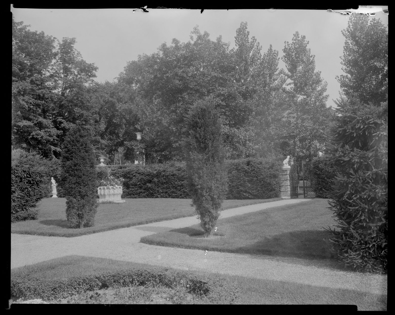 Bellefontaine: garden. 1931.