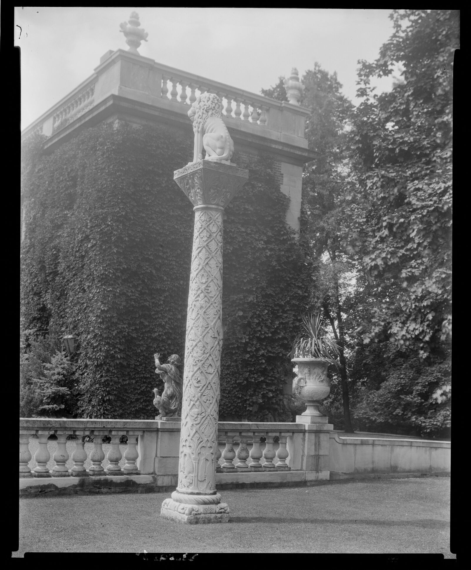 Bellefontaine: garden statuary. 1931.