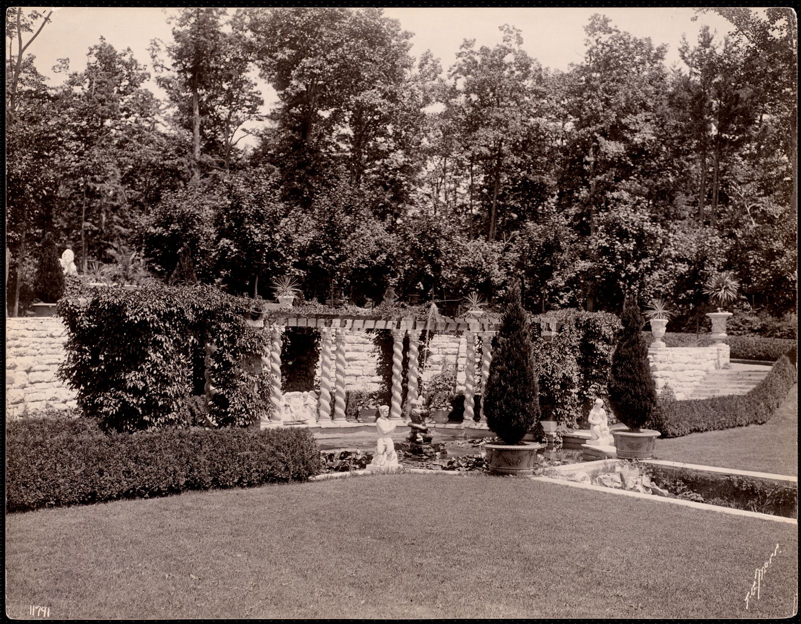 Bellefontaine: garden pool. about 1899–1910.