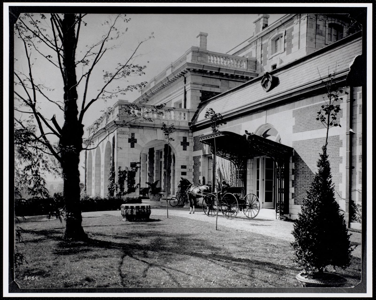 Bellefontaine: porte cochere. about 1899–1910.