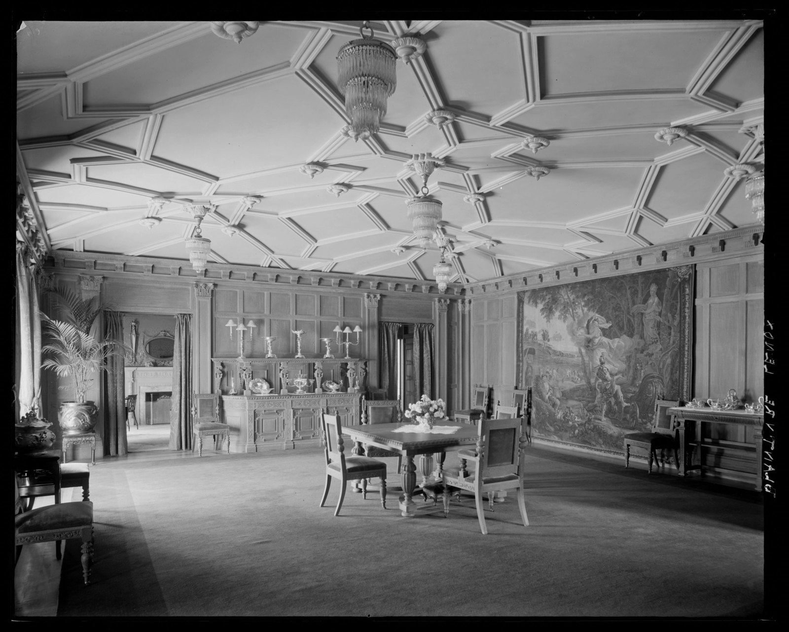Blantyre: dining room. about 1903–1912.