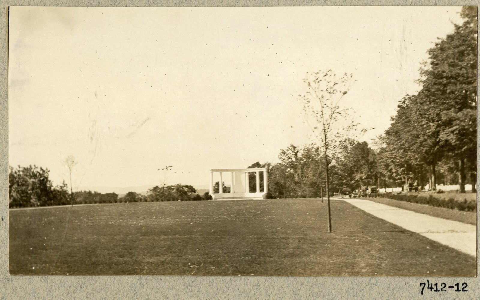 The memorial seen the length of the lawn. Print 7412-12.