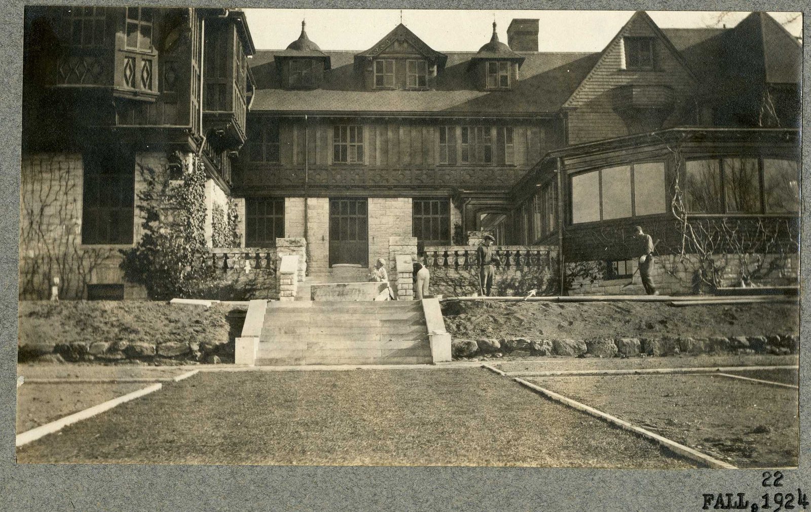Photograph 22, “Fall, 1924.”