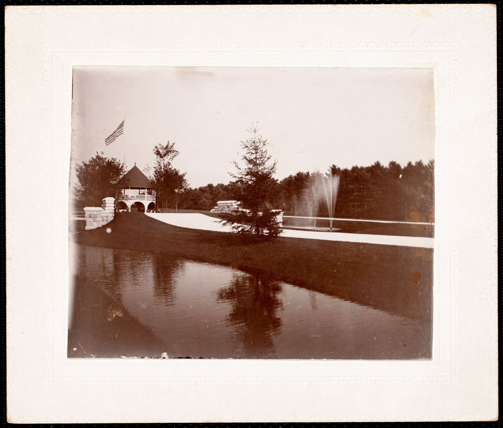 Erskine Park: drive, pond & fountain.
