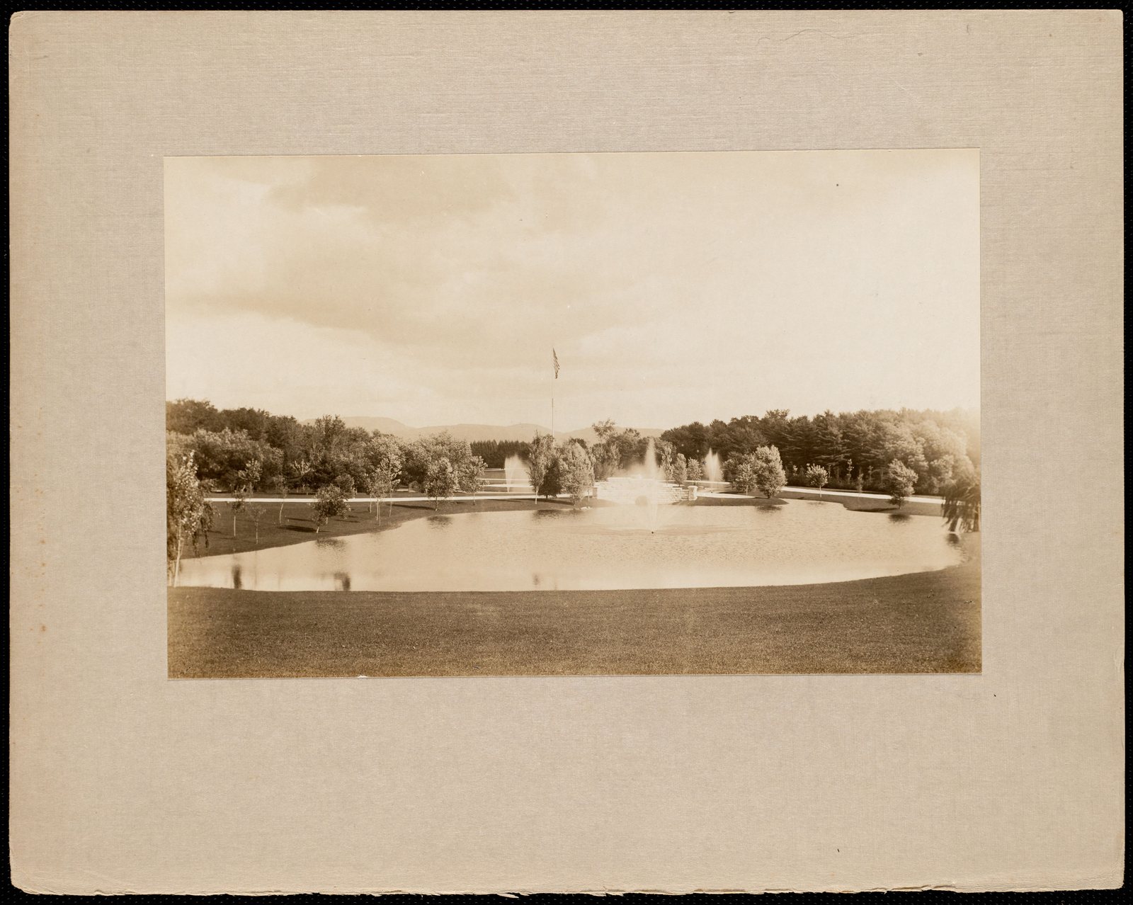 Erskine Park: ponds and fountains.