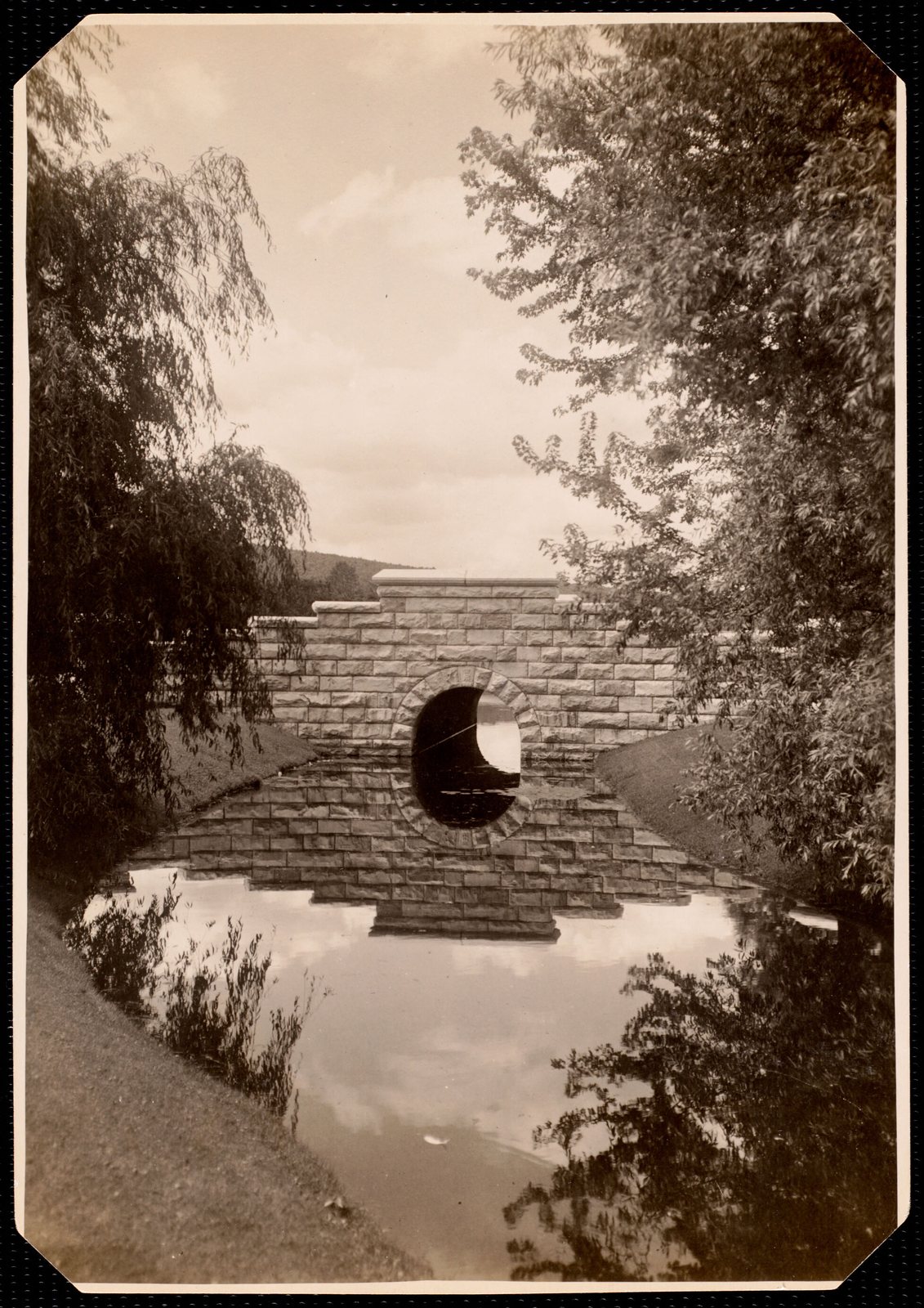 Erskine Park: stone bridge close-up.