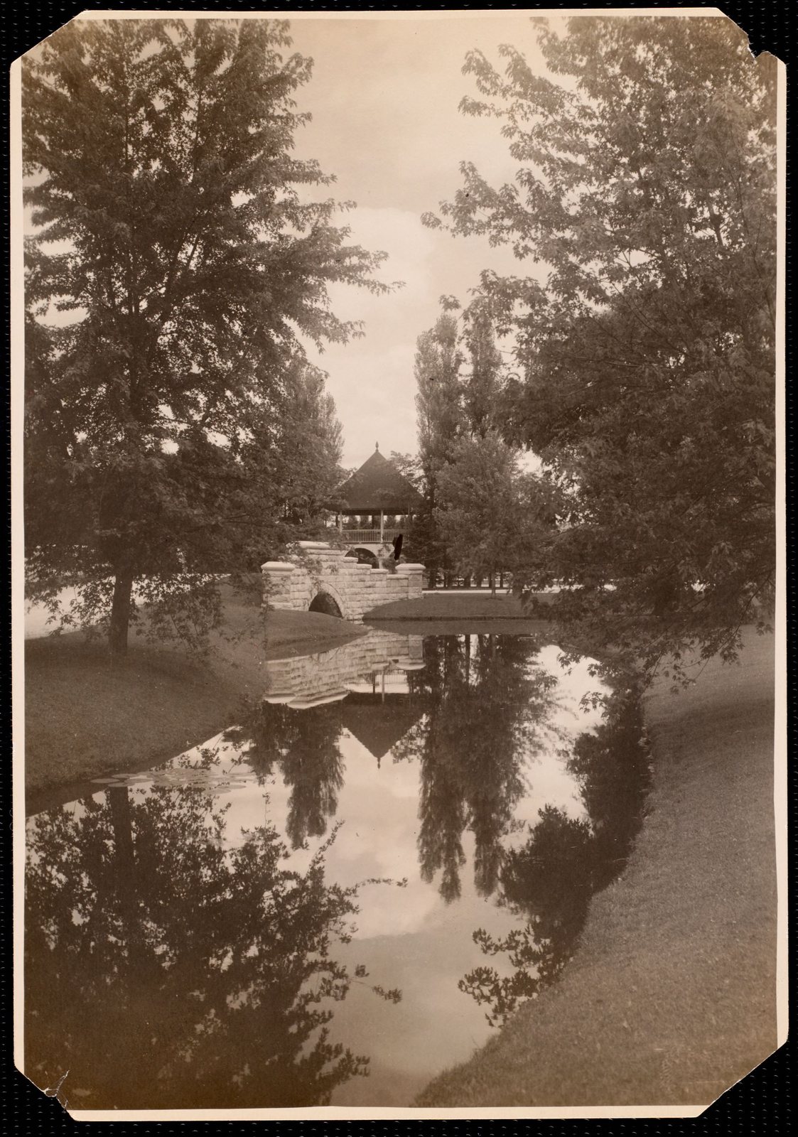 Erskine Park: stone bridge with gazebo.