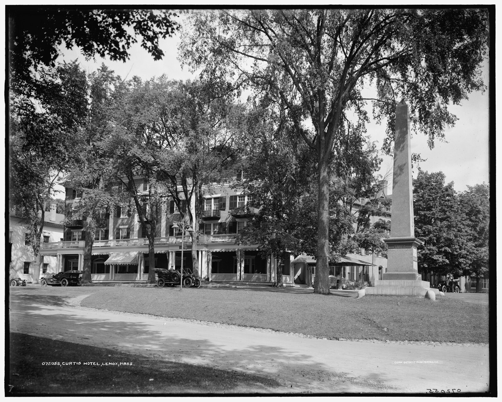 “Curtis Hotel, Lenox, Mass.” Detroit Publishing negative 072055, catalogued 1905. The Library of Congress notes: “Includes memorial to John Paterson (1744-1808) at right.”