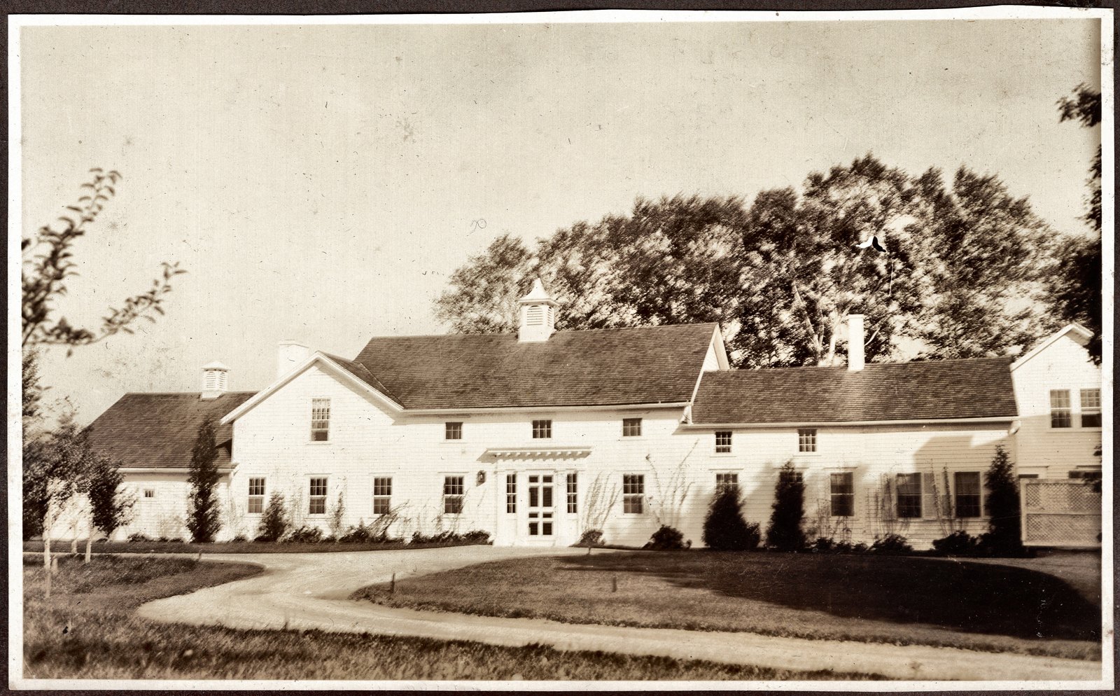 The house and the curved drive, with the service wings running off to either side. 1934 run.