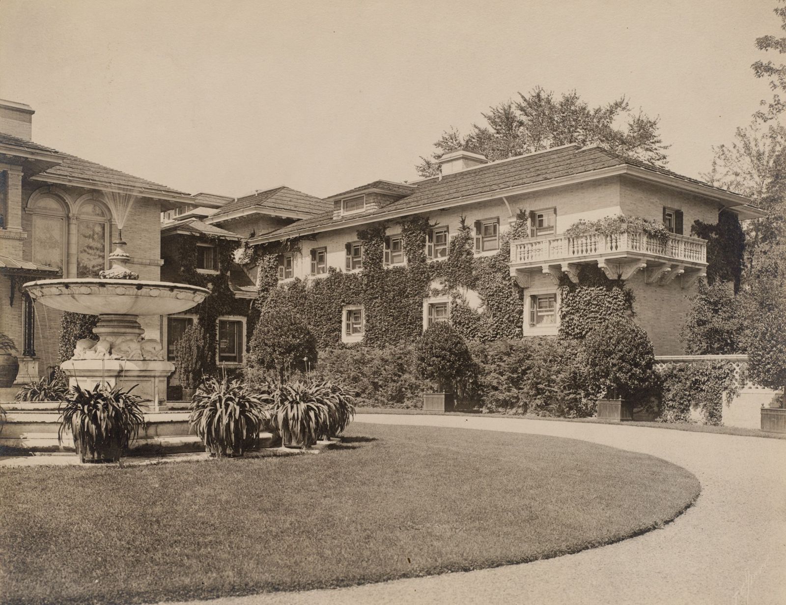 The forecourt at Wheatleigh
