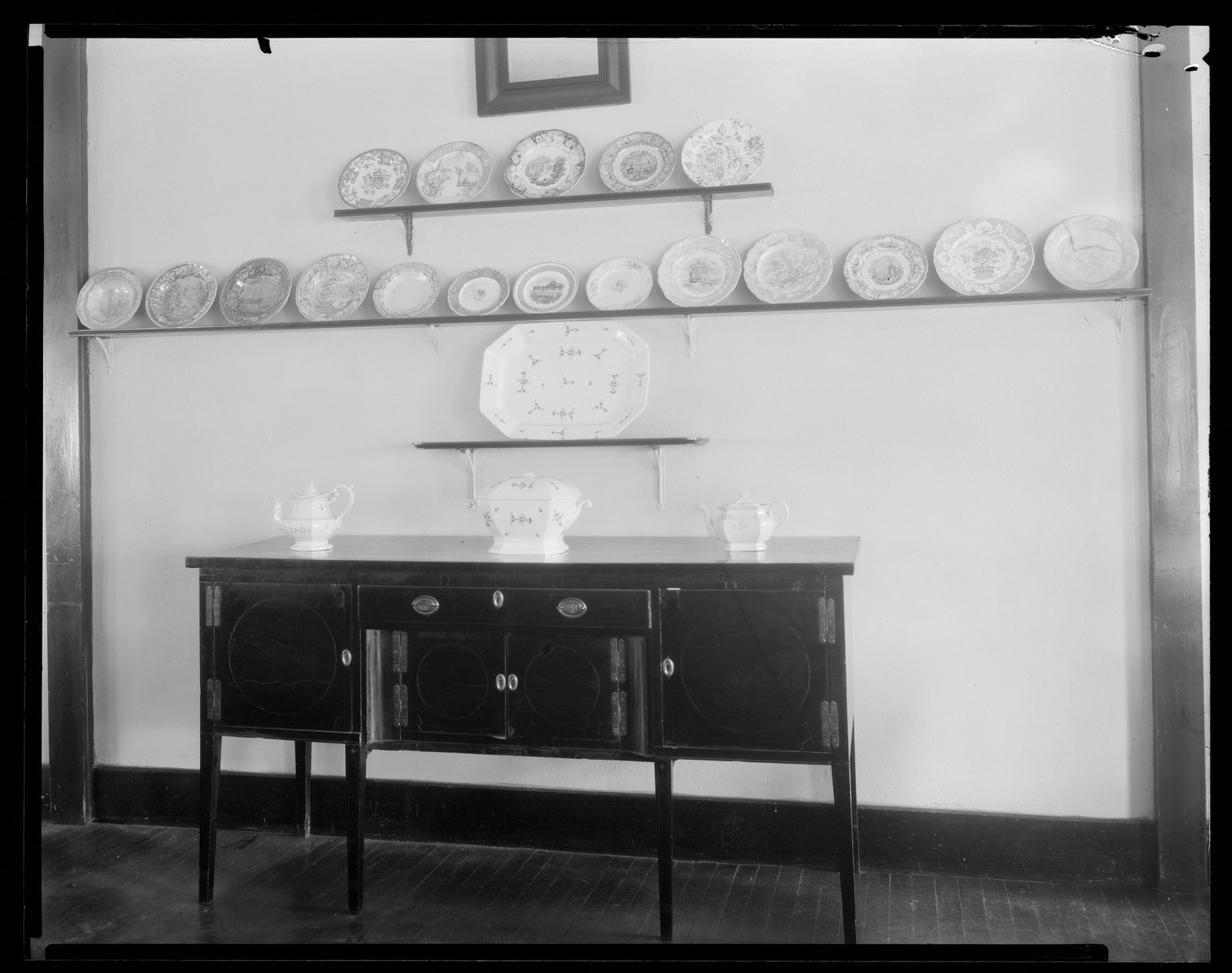 Red Lion Inn: interior/wall with plates & furniture. About 1925–1933.
