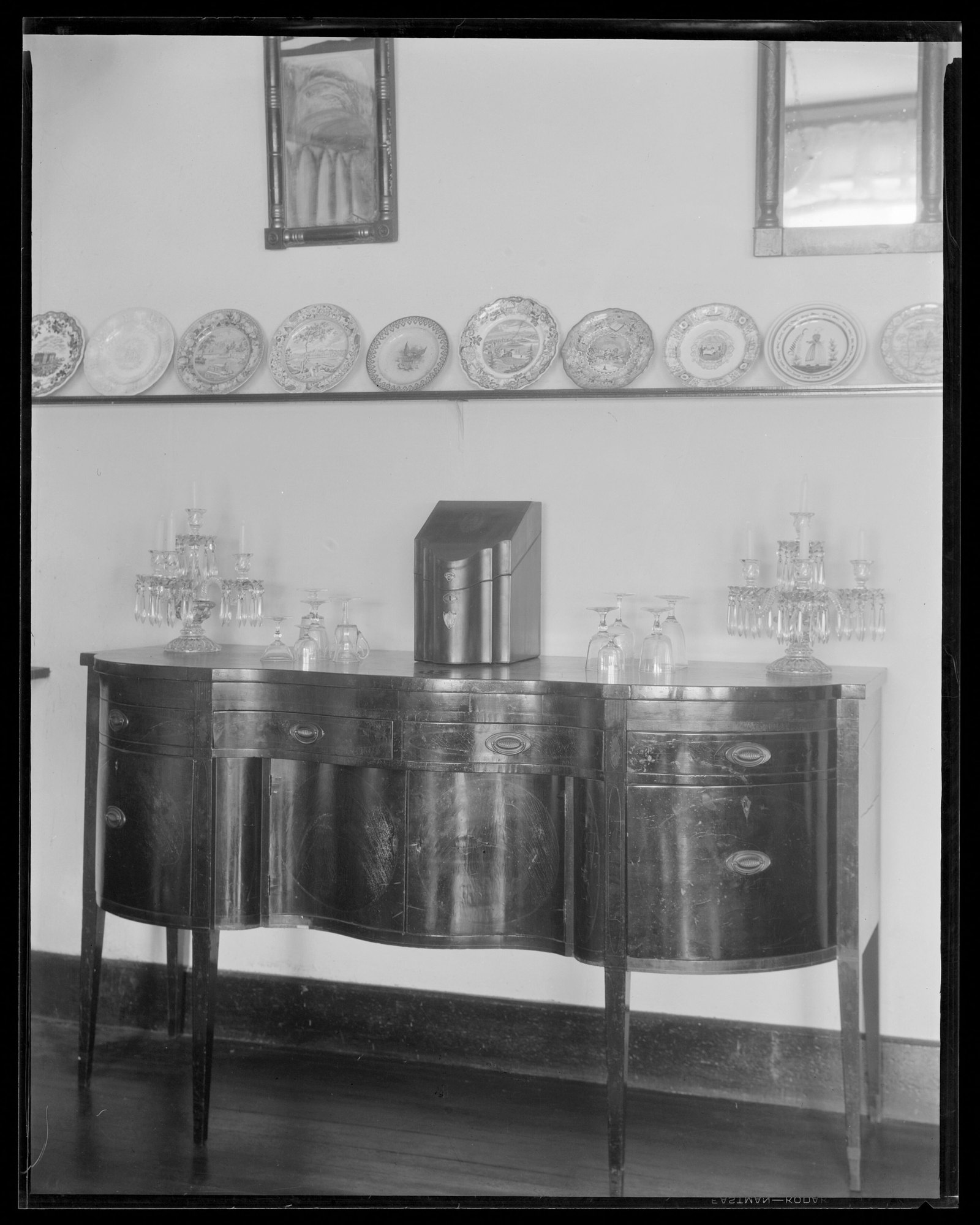 Red Lion Inn: interior/furniture & plates. About 1925–1933.