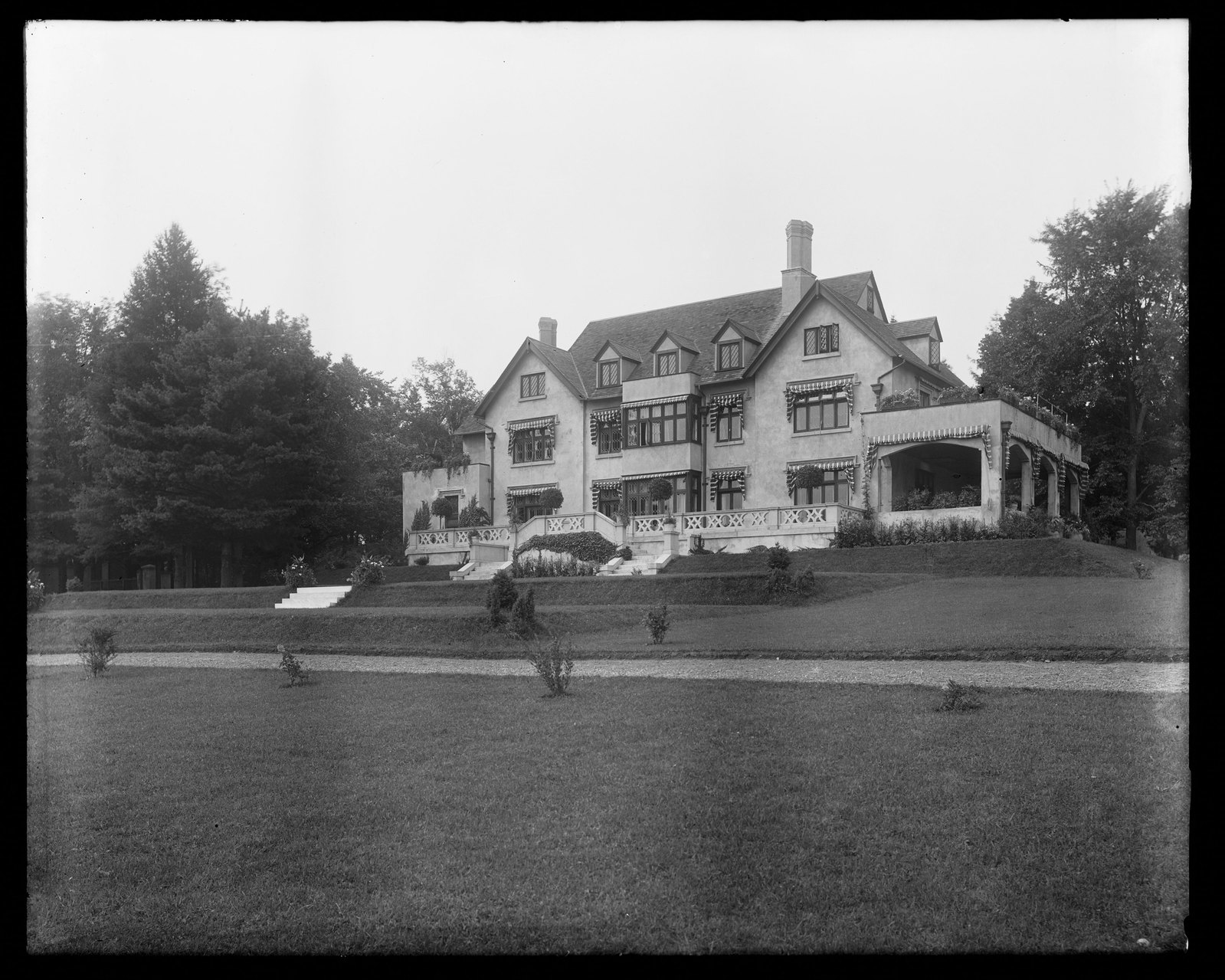 Shipton Court: house & grounds. 1915.