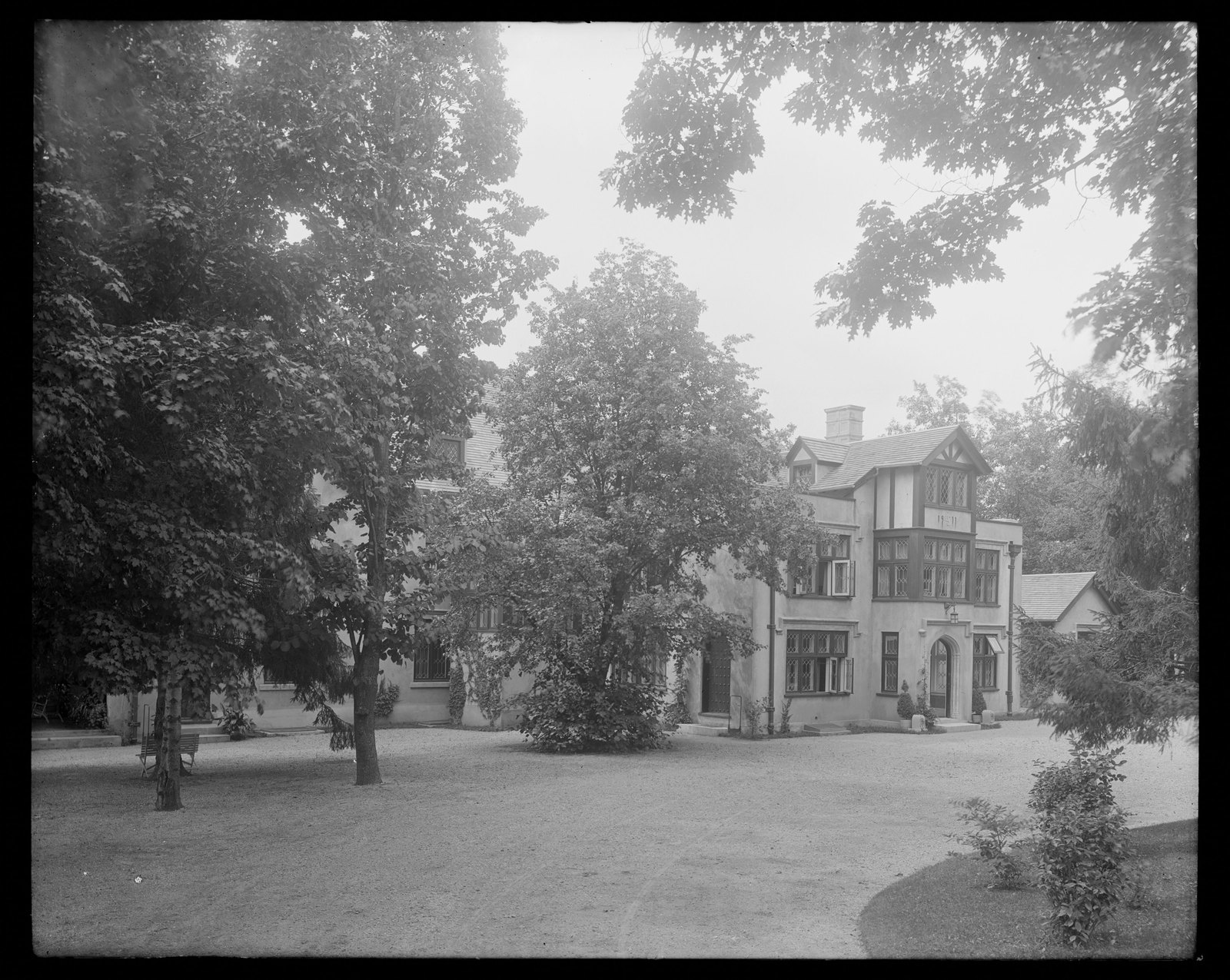 Shipton Court: house & drive. 1915.