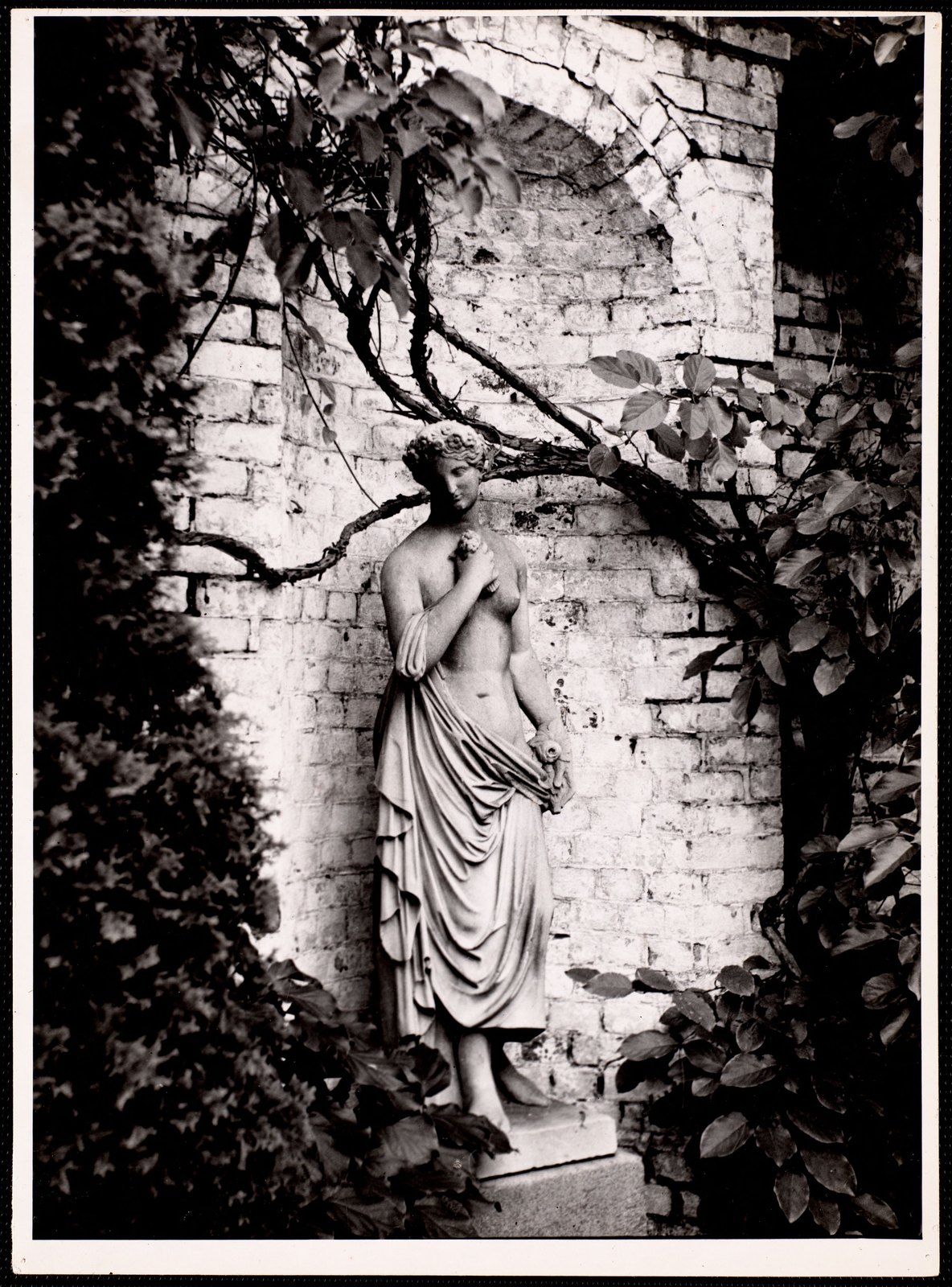 The Mount: statue in niche. About 1902–1912.