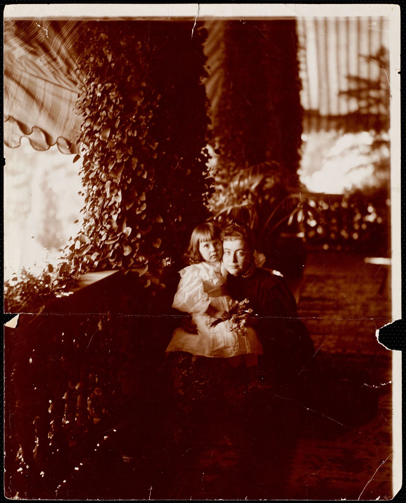 Miss Carrie Morgan & niece Sarah. about 1895–1900.