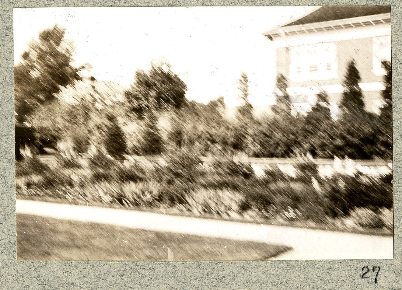 The walk along the house wall. Print 26.